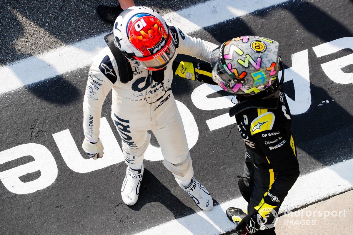 Pierre Gasly, AlphaTauri, primo classificato festeggia con Daniel Ricciardo, Renault F1 Team