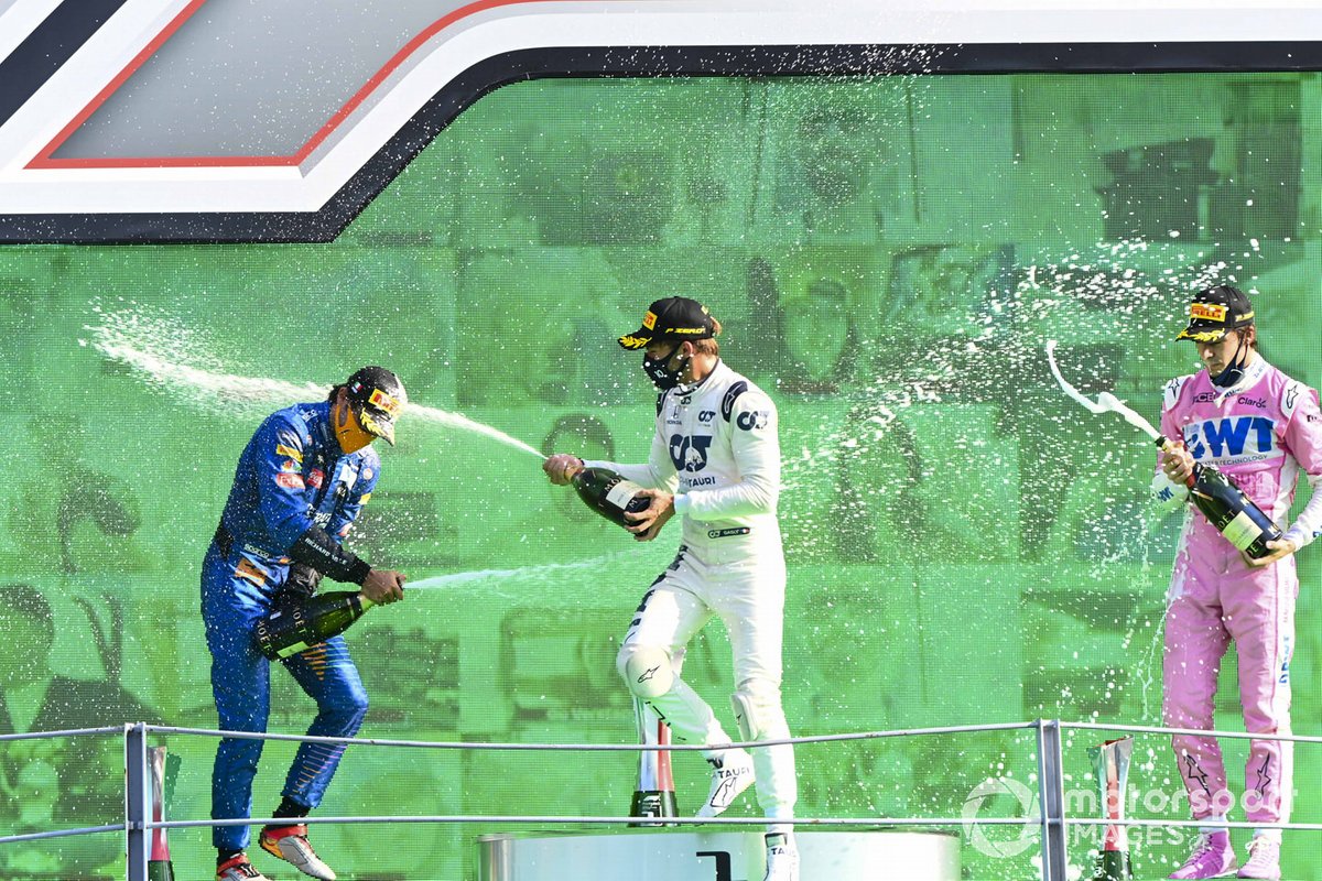 Podio: segundo lugar Carlos Sainz Jr., McLaren, ganador Pierre Gasly, AlphaTauri, y tercer lugar Lance Stroll, Racing Point