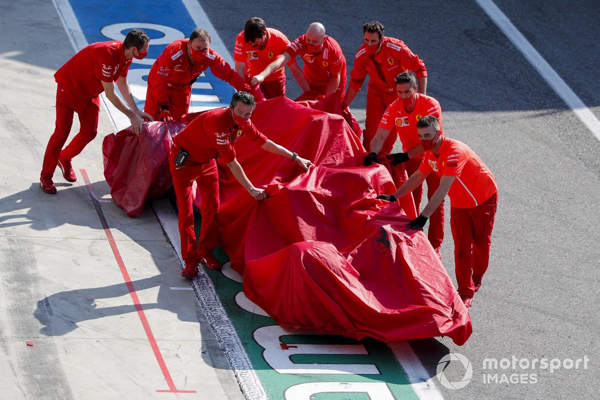 El monoplaza de Charles Leclerc, el Ferrari SF1000 es devuelto al garaje por los mecánicos de Ferrari