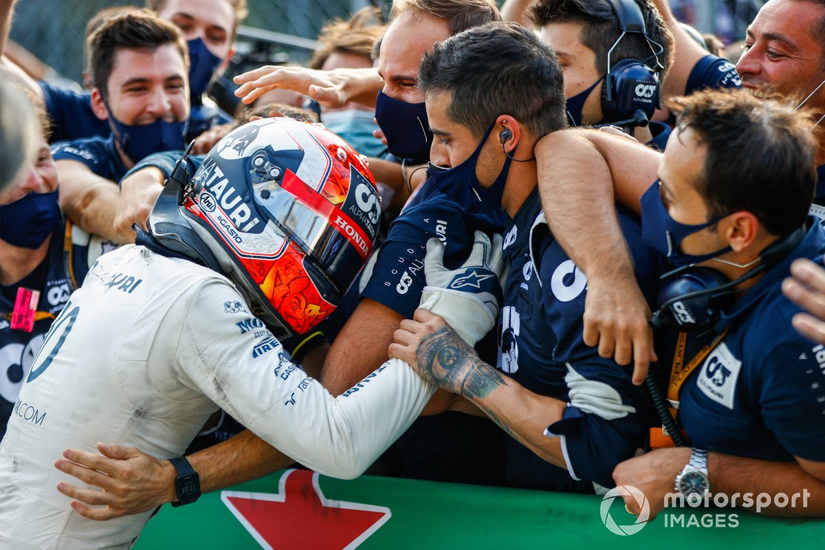 Ganador Pierre Gasly, AlphaTauri, celebra con el equipo