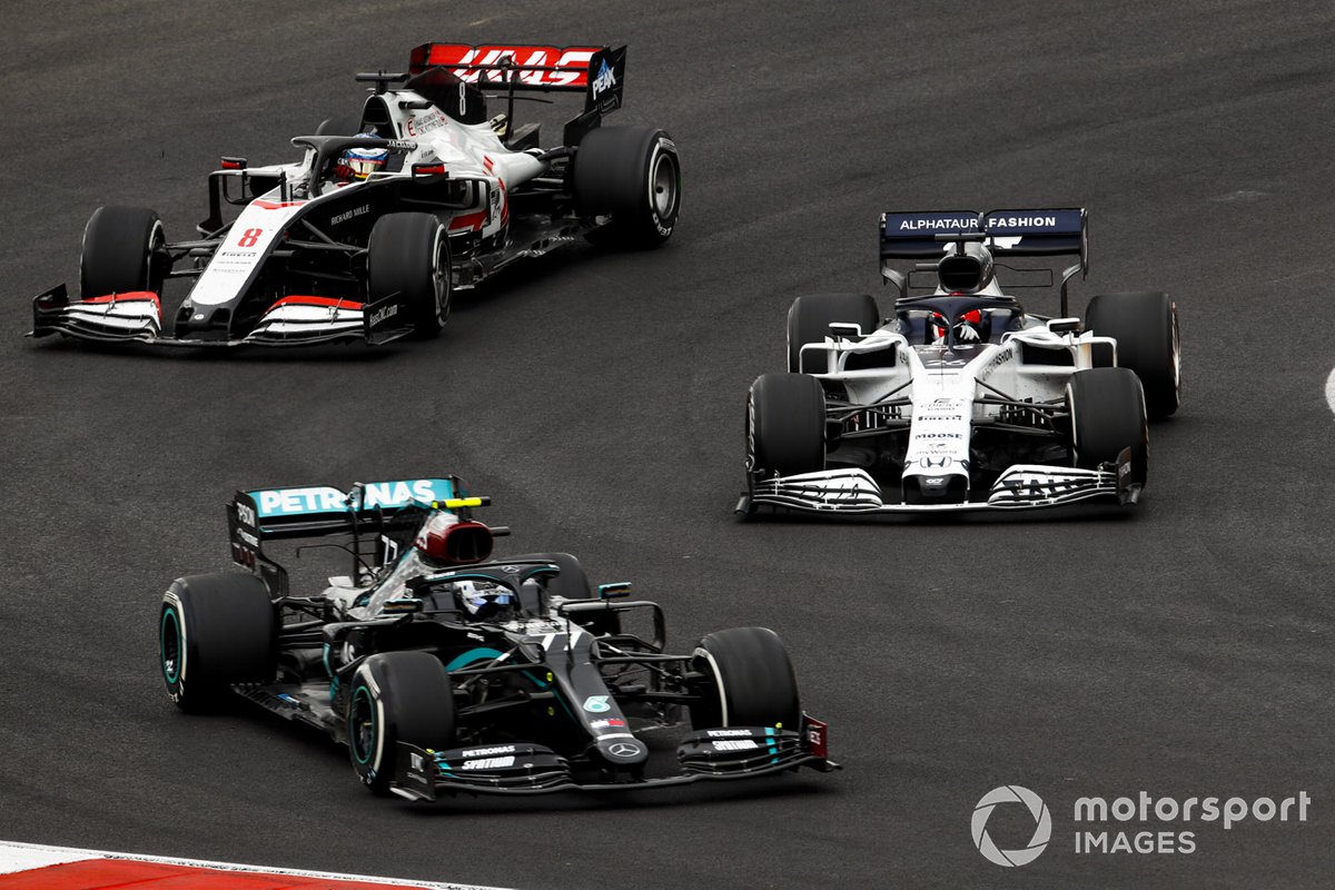 Valtteri Bottas, Mercedes F1 W11, Daniil Kvyat, AlphaTauri AT01, e Romain Grosjean, Haas VF-20