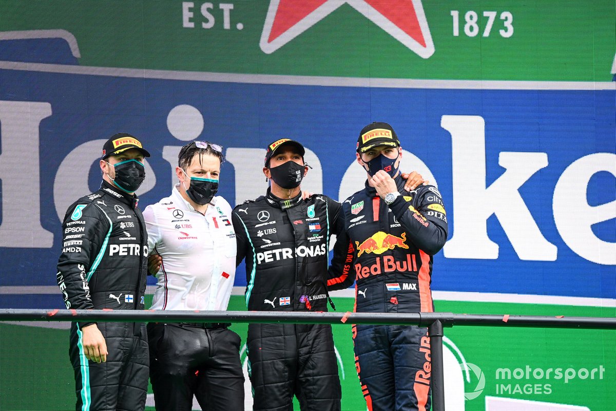 Valtteri Bottas, Mercedes-AMG F1, 2a posizione, Peter Bonnington, Race Engineer, Mercedes AMG, Lewis Hamilton, Mercedes-AMG F1, 1a posizione, e Max Verstappen, Red Bull Racing, 3a posizione, sul podio