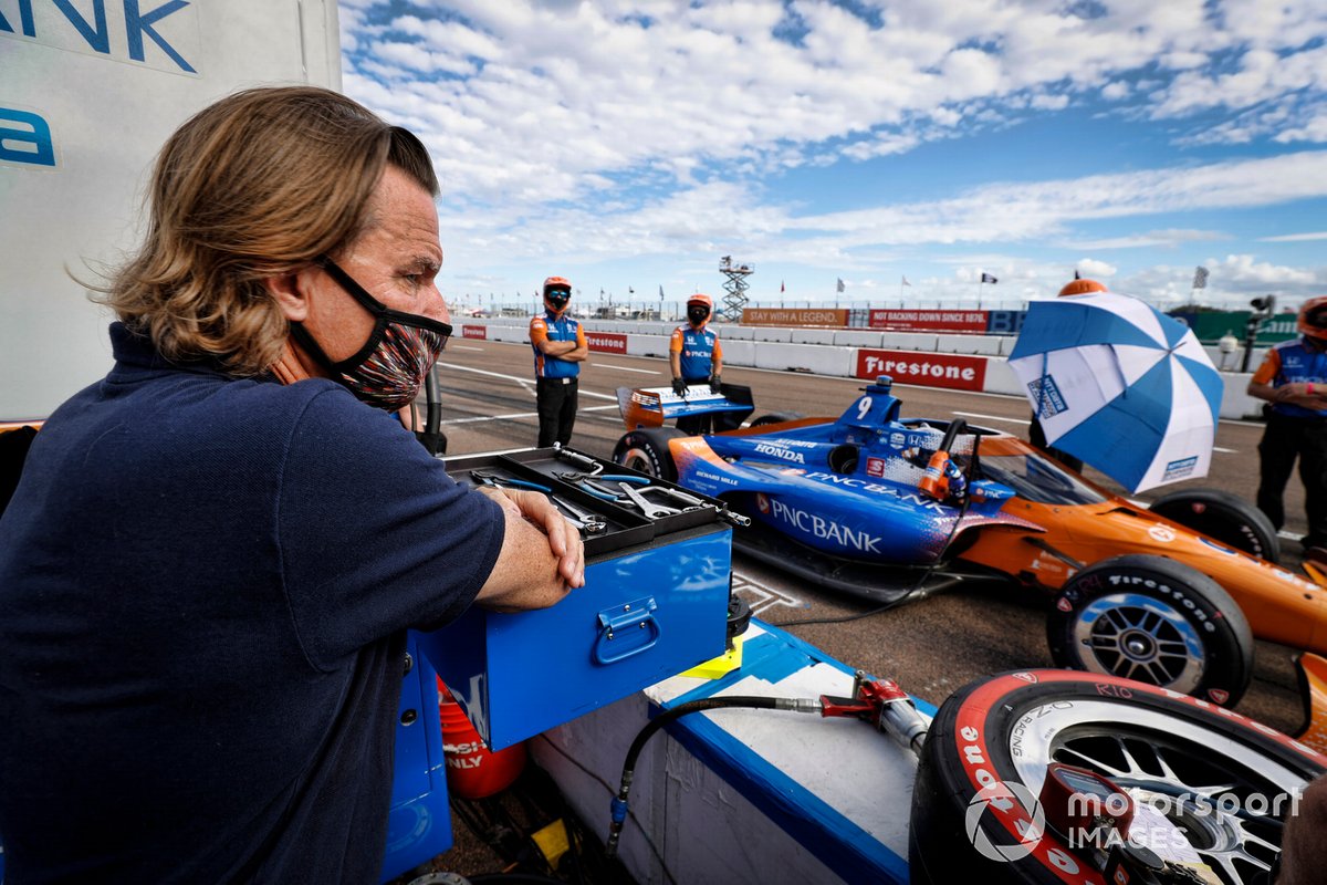 El director Stefan Johansson mira a su protegido Scott Dixon, Chip Ganassi Racing Honda