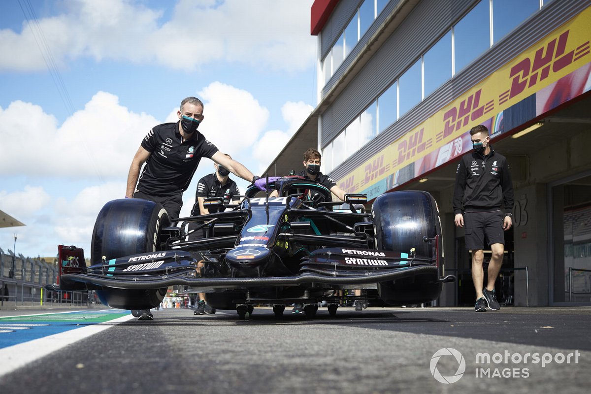 I meccanici con l'auto di Lewis Hamilton, Mercedes F1 W11, in pit lane