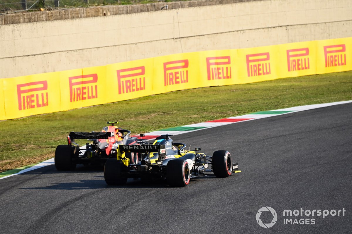 Alex Albon, Red Bull Racing RB16, battles with Daniel Ricciardo, Renault F1 Team R.S.20