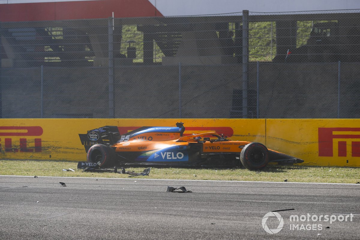 Carlos Sainz Jr., McLaren MCL35 después de chocar