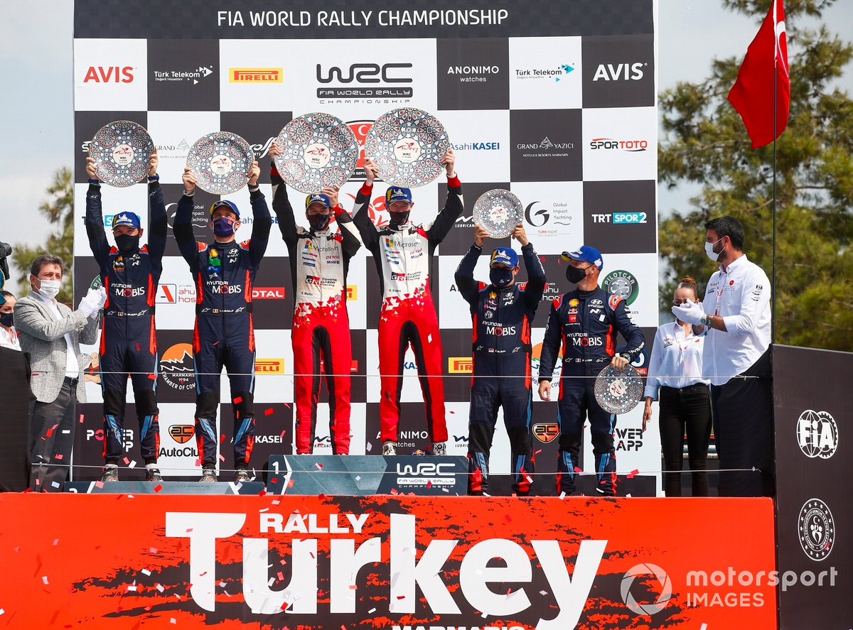 Podio: Ganador de la carrera Elfyn Evans, Scott Martin, Toyota Gazoo Racing WRT Toyota Yaris WRC, segundo lugar Thierry Neuville, Nicolas Gilsoul, Hyundai Motorsport Hyundai i20 Coupe WRC, tercer lugar Sébastien Loeb, Daniel Elena, Hyundai Motorsport Hyundai i20 Coupe WRC