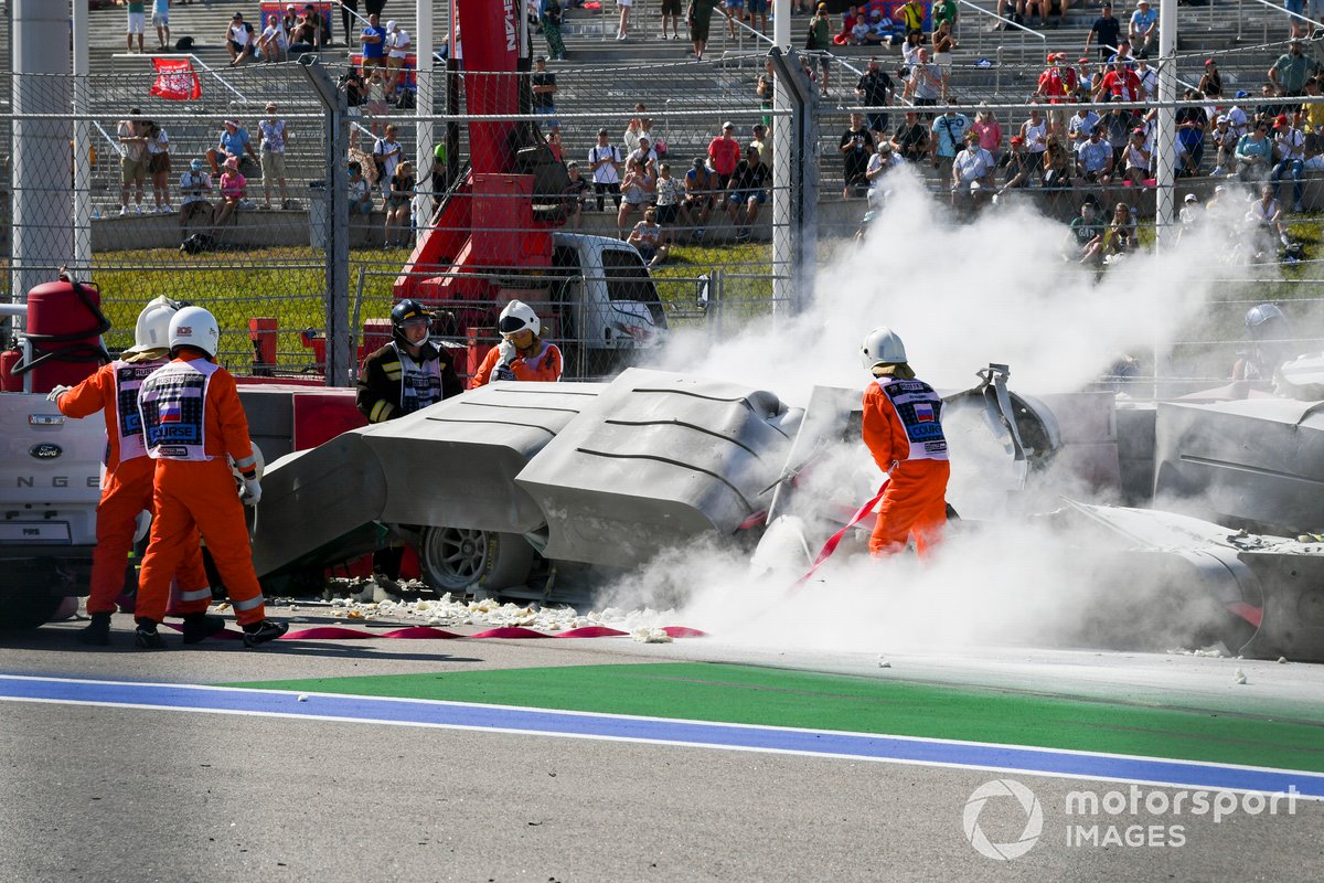 Marshals recover the car of Luca Ghiotto, Hitech Grand Prix after crashing with Jack Aitken, Campos Racing