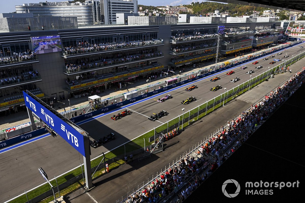 Lewis Hamilton, Mercedes F1 W11, Max Verstappen, Red Bull Racing RB16, Valtteri Bottas, Mercedes F1 W11, Sergio Pérez, Racing Point RP20, al inicio