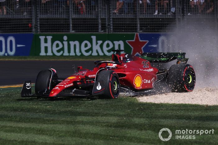 Charles Leclerc, Ferrari F1-75, en la grava
