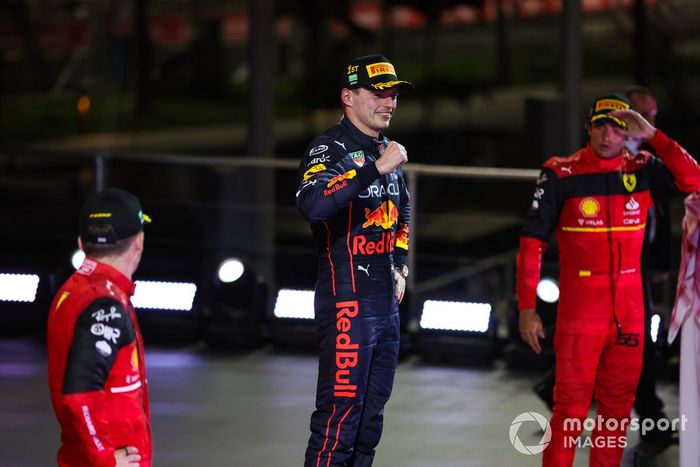 Charles Leclerc, Ferrari, segundo; Max Verstappen, Red Bull Racing, ganador; Carlos Sainz Jr., Ferrari, tercero, en el podio