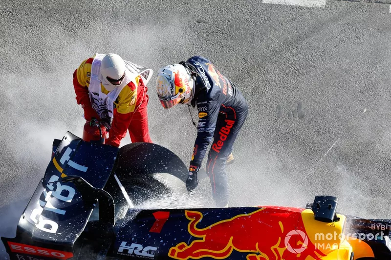 Max Verstappen, de Red Bull Racing, se retira de la carrera y un comisario asiste un incendio