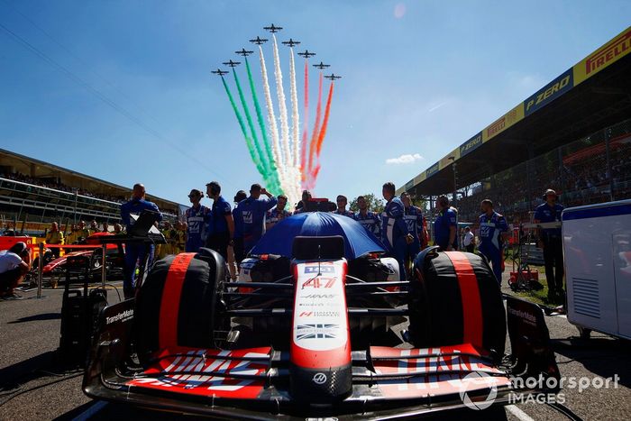 El equipo de acrobacia aérea de la Fuerza Aérea Italiana, Frecce Tricolri, sobrevuela la parrilla en sus entrenadores a reacción MB339A
