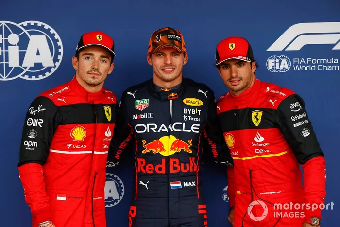 Top3 de la calificación: ganador de la pole Max Verstappen, Red Bull Racing, segundo puesto Charles Leclerc, Ferrari, tercero Carlos Sainz, Ferrari