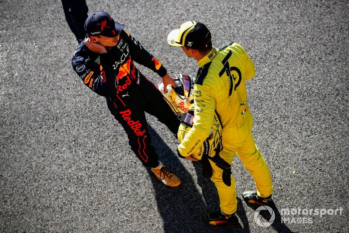 Ganador de la pole, Charles Leclerc, de Ferrari, habla con Max Verstappen, de Red Bull Racing, tras la clasificación