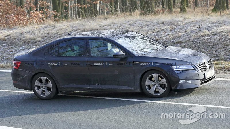 Шпигунське фото оновленого Skoda Superb 2019 року