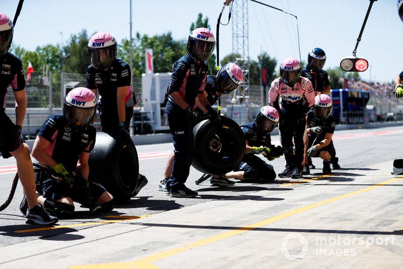 El equipo de boxes de Racing Point durante la práctica