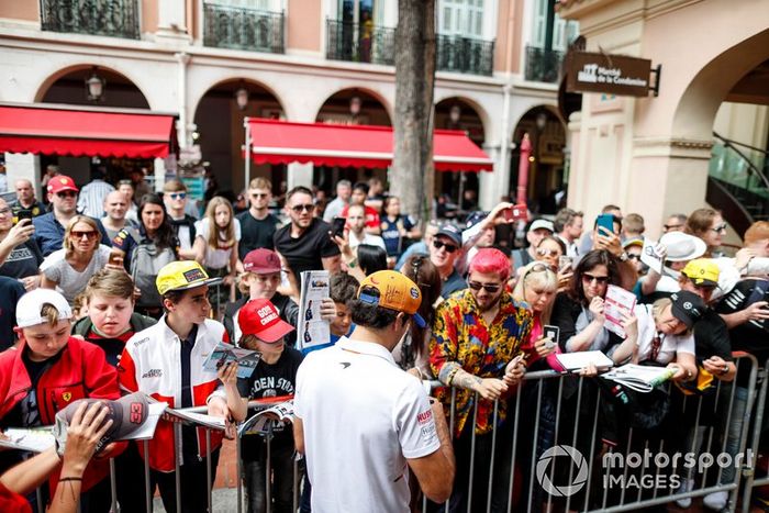 Carlos Sainz Jr., McLaren firma un autógrafo para un aficionado