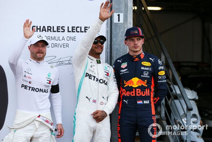 Ganador de la pole Lewis Hamilton, Mercedes AMG F1, segundo Valtteri Bottas, Mercedes AMG F1, y tercero Max Verstappen, Red Bull Racing 