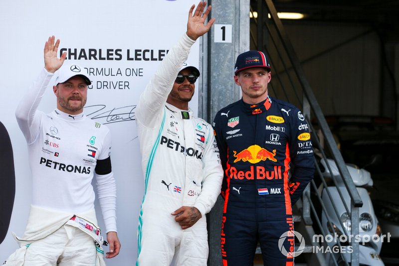 Ganador de la pole Lewis Hamilton, Mercedes AMG F1, segundo Valtteri Bottas, Mercedes AMG F1, y tercero Max Verstappen, Red Bull Racing