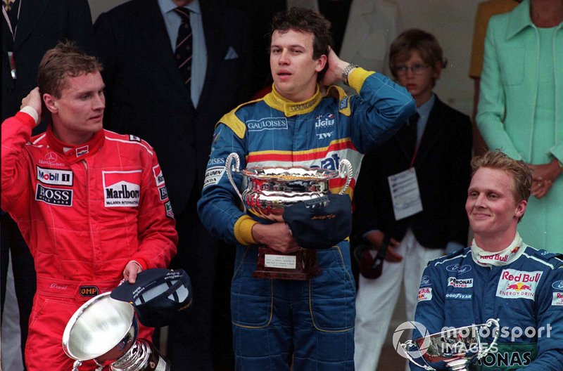 Podio: ganador de la carrera Olivier Panis, Ligier, segundo lugar David Coulthard, McLaren, tercer lugar Johnny Herbert, Sauber