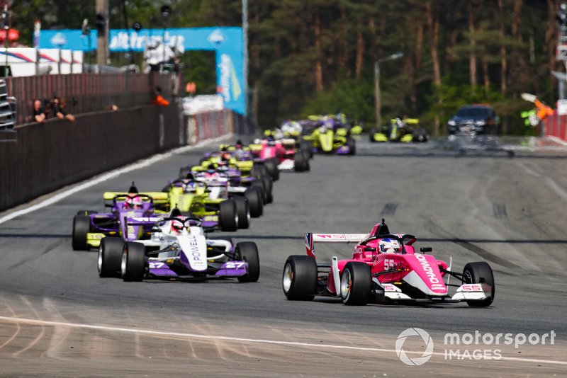 Jamie Chadwick leads Alice Powell
