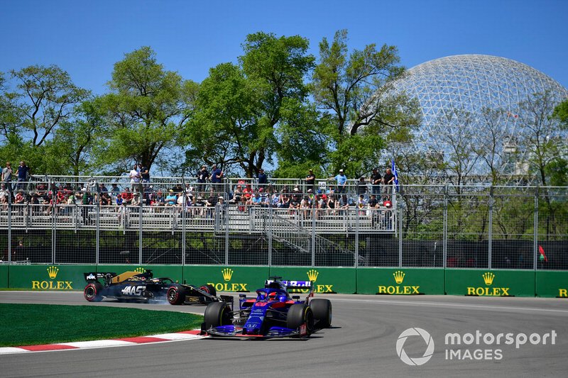 Daniil Kvyat, Toro Rosso STR14, devant Romain Grosjean, Haas F1 Team VF-19