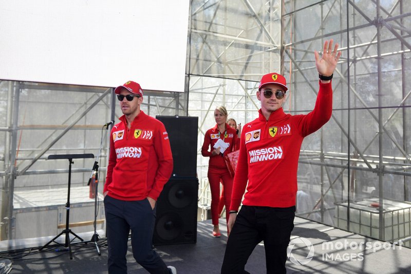 Charles Leclerc, Ferrari et Sebastian Vettel, Ferrari arrivent à la séance d'autographes