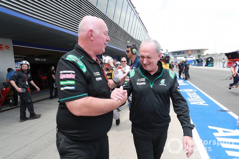 I membri del team Petronas Yamaha SRT, festeggiano