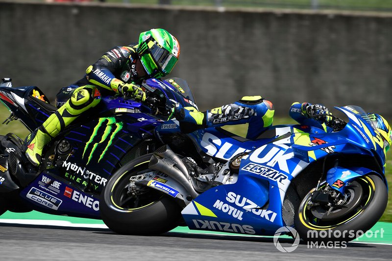 Toque entre Valentino Rossi, Yamaha Factory Racing, y Joan Mir, Team Suzuki MotoGP