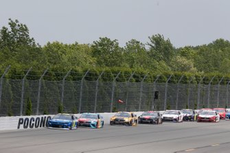 William Byron, Hendrick Motorsports, Chevrolet Camaro Hendrick Autoguard Kyle Busch, Joe Gibbs Racing, Toyota Camry M&M's Hazelnut