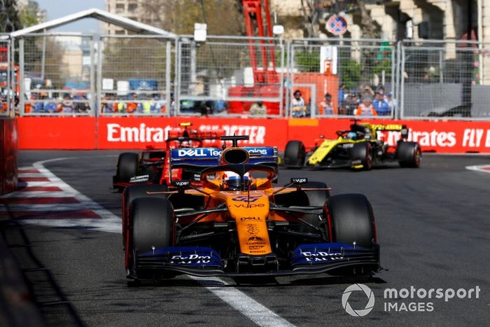 Carlos Sainz Jr., McLaren MCL34, Charles Leclerc, Ferrari SF90 y Daniel Ricciardo, Renault R.S.19