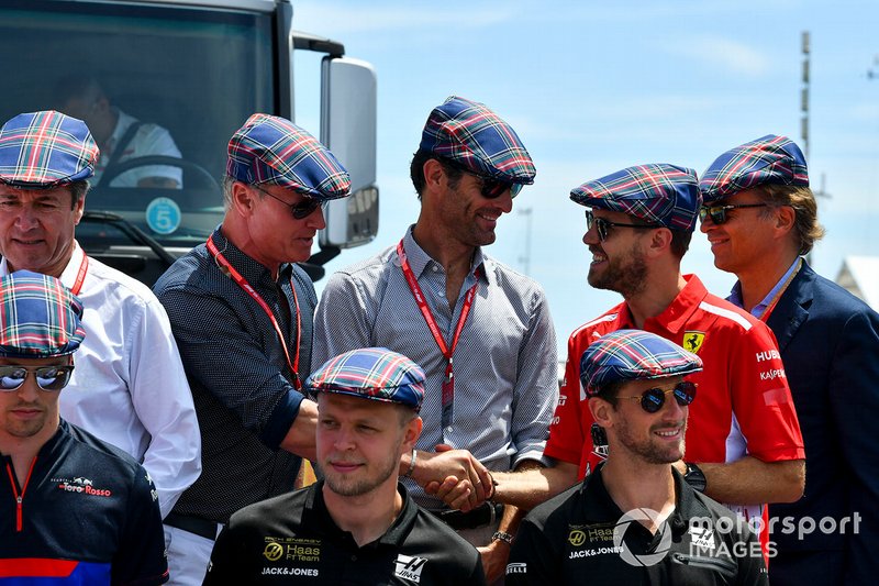 David Coulthard, Mark Webber, Sebastian Vettel, Daniil Kvyat, Kevin Magnussen e Romain Grosjean na homenagem a Jackie Stewart antes da prova