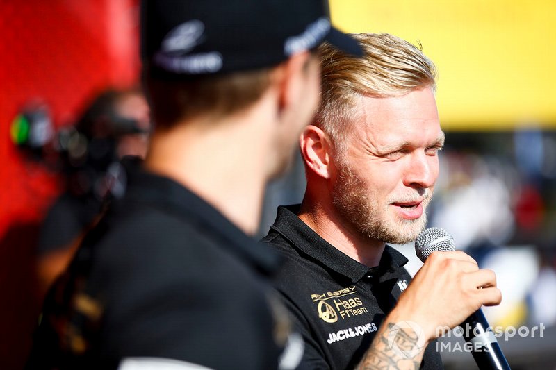 Kevin Magnussen, Haas F1, et Romain Grosjean, Haas F1, sur scène