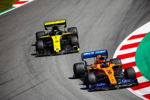 Carlos Sainz Jr., McLaren MCL34, leads Daniel Ricciardo, Renault R.S.19