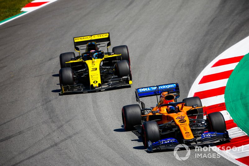 Carlos Sainz Jr., McLaren MCL34, Daniel Ricciardo, Renault R.S.19