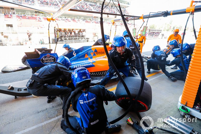 Lando Norris, McLaren MCL34 pit stop