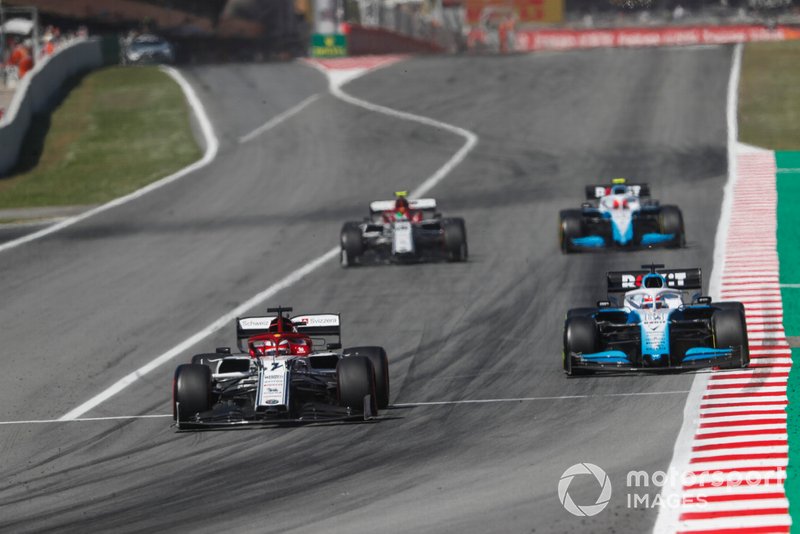Kimi Raikkonen, Alfa Romeo Racing C38, leads George Russell, Williams Racing FW42, Antonio Giovinazzi, Alfa Romeo Racing C38, and Robert Kubica, Williams FW42