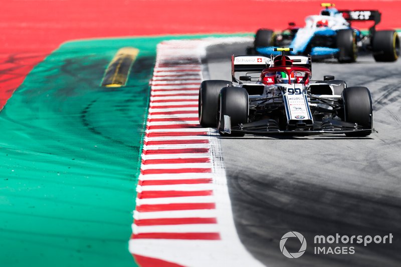 Antonio Giovinazzi, Alfa Romeo Racing C38, leads Robert Kubica, Williams FW42