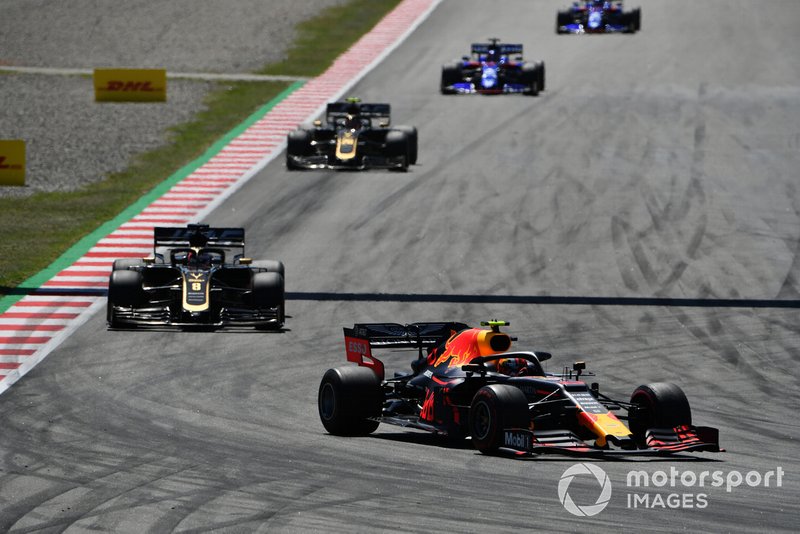 Pierre Gasly, Red Bull Racing RB15, devant Romain Grosjean, Haas F1 Team VF-19, et Kevin Magnussen, Haas F1 Team VF-19