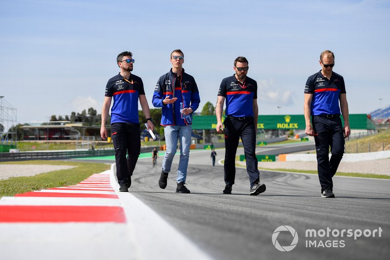 Daniil Kvyat, Toro Rosso cammina sulla pista