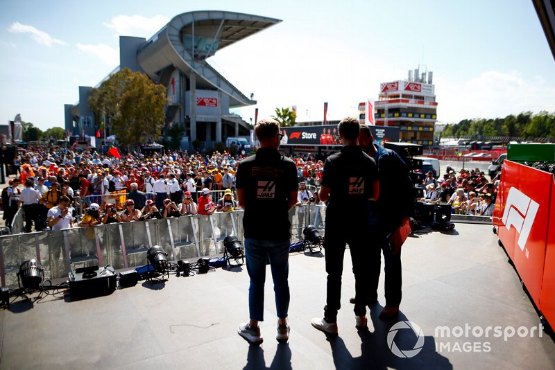 Kevin Magnussen, Haas F1 y Romain Grosjean, Haas F1 en el escenario de la Fan Zone