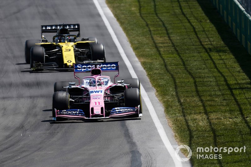 Sergio Perez, Racing Point RP19, precede Daniel Ricciardo, Renault R.S.19