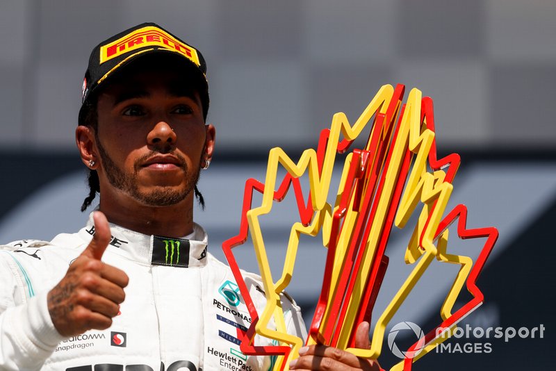 Lewis Hamilton, Mercedes AMG F1 festeggia sul podio con il trofeo