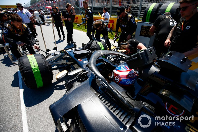 Romain Grosjean, Haas VF-19, arrive sur la grille