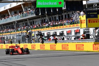 Sebastian Vettel, Ferrari SF90, 2e plaats, krijgt als eerste de vlag