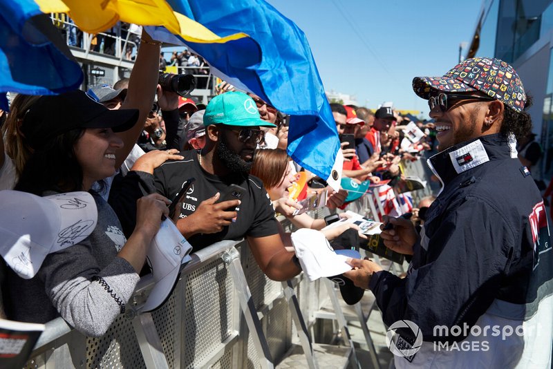 Lewis Hamilton, Mercedes AMG F1 signs a autograph for a fan