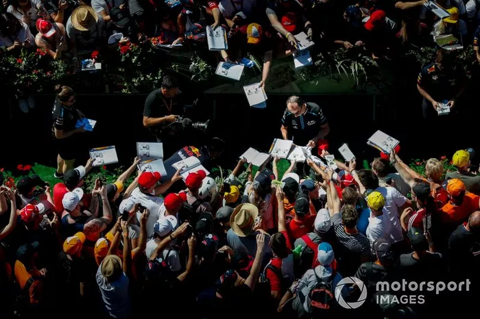 Robert Kubica, Williams Racing, firma autógrafos para los fans