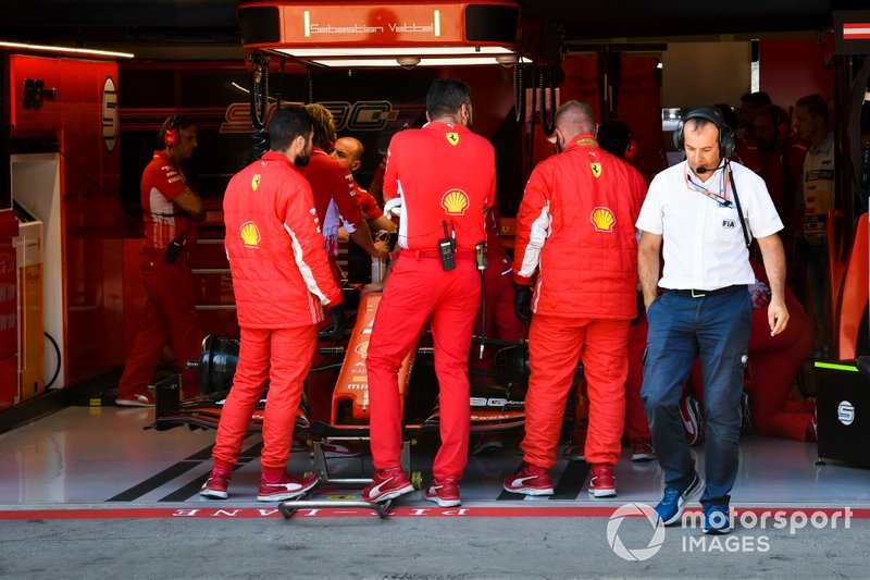 Il team Ferrari lavora su un problema con l'auto di Sebastian Vettel, Ferrari SF90