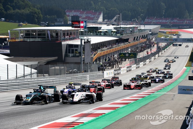 Jake Hughes, HWA RACELAB devant Lirim Zendeli, Sauber Junior Team by Charouz dans le premier virage